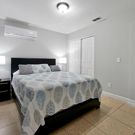 Comfortable Private Room In Tampa: The Wanderlust Exterior photo